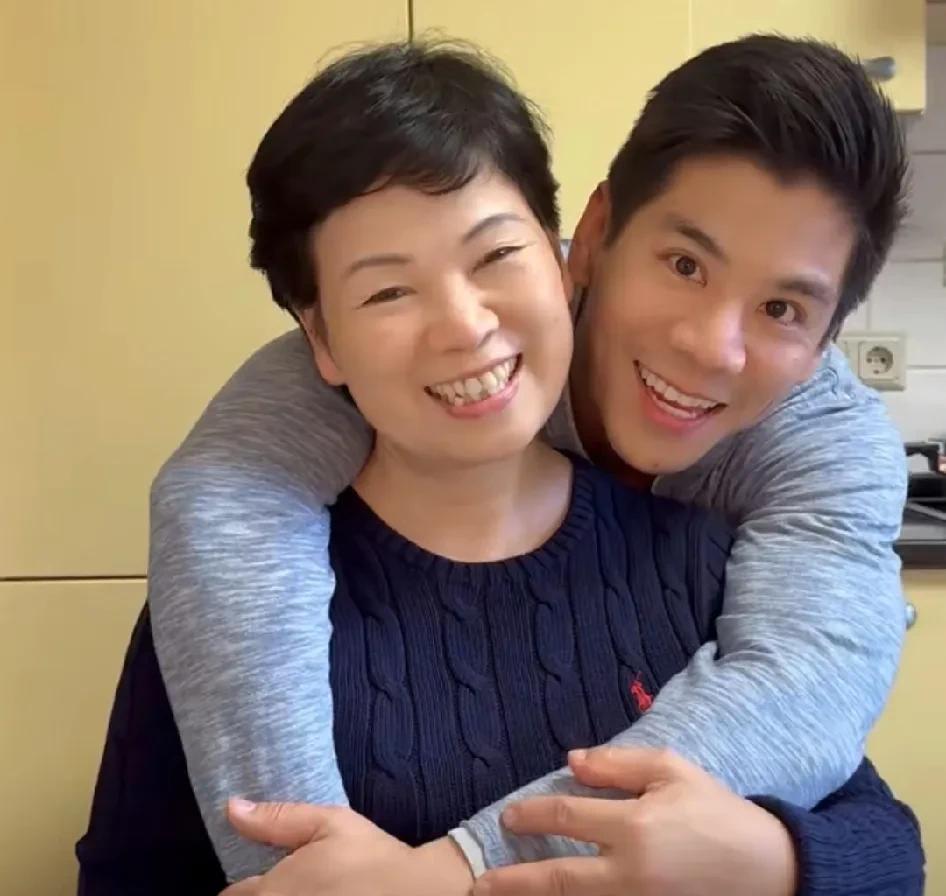 倪夏莲大儿子今天在视频里露面啦。
她的大儿子威利是倪夏莲与第一任丈夫林宏伟所生。