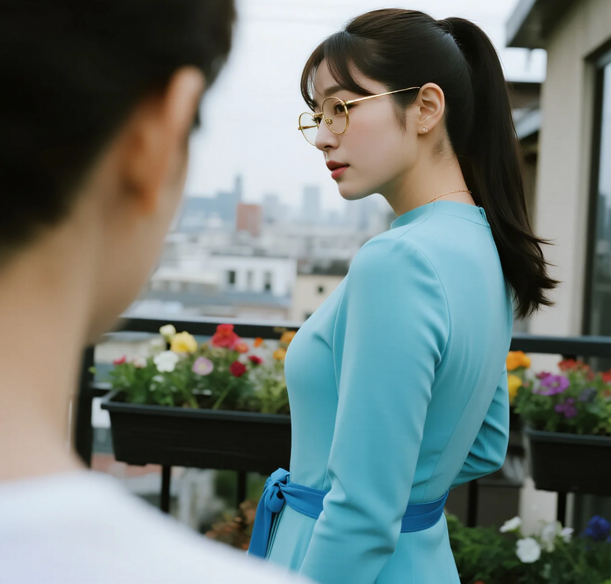 俯瞰城市的温柔视角：清纯美眉阳台写真，纯净感拉满