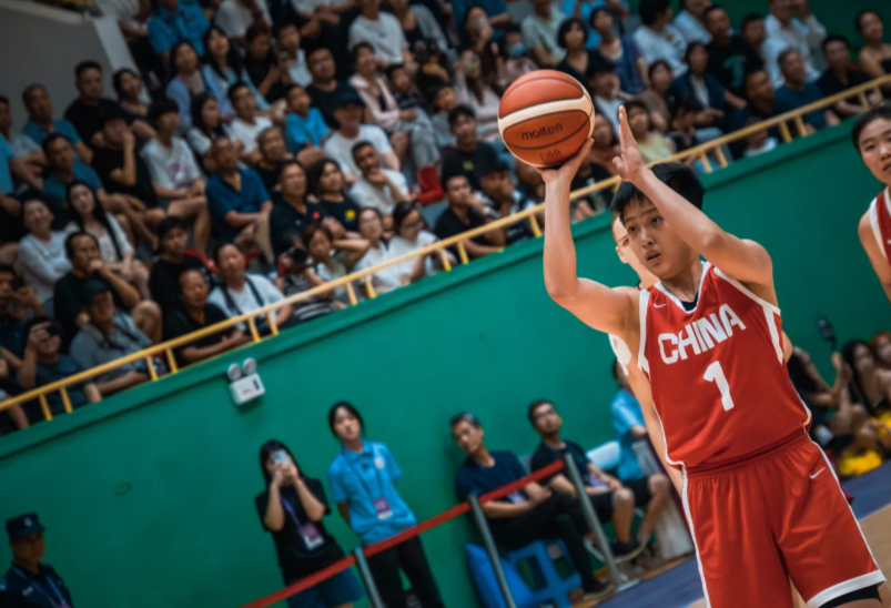 U19女篮第二比赛日

面对本次杯赛实力最强的拉脱维亚U22女篮，咱们U19女篮