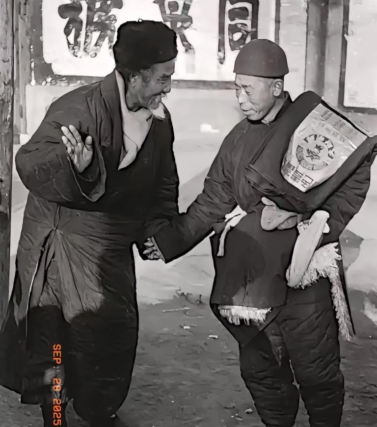 民国时期的老照片，两名男子见面互致问候，当时他们聊些啥，会不会也是那句