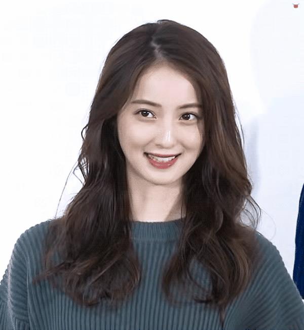 佐佐木希（Sasaki Nozomi），曾经日本的女神级明星。
她凭借清纯甜美的