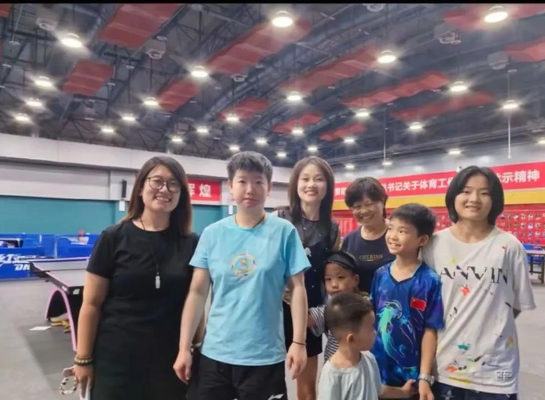 谁说莎莎矮了，看这新鲜的合照，不就是有170㎝的既视感吗？其实说莎莎矮是因为她身