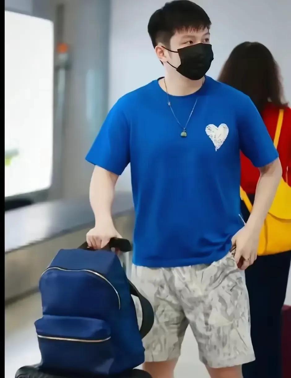 7.23，小胖出发前往厦门参加乒超第二阶段比赛，好久不见的咚咚，整个人状态看着非