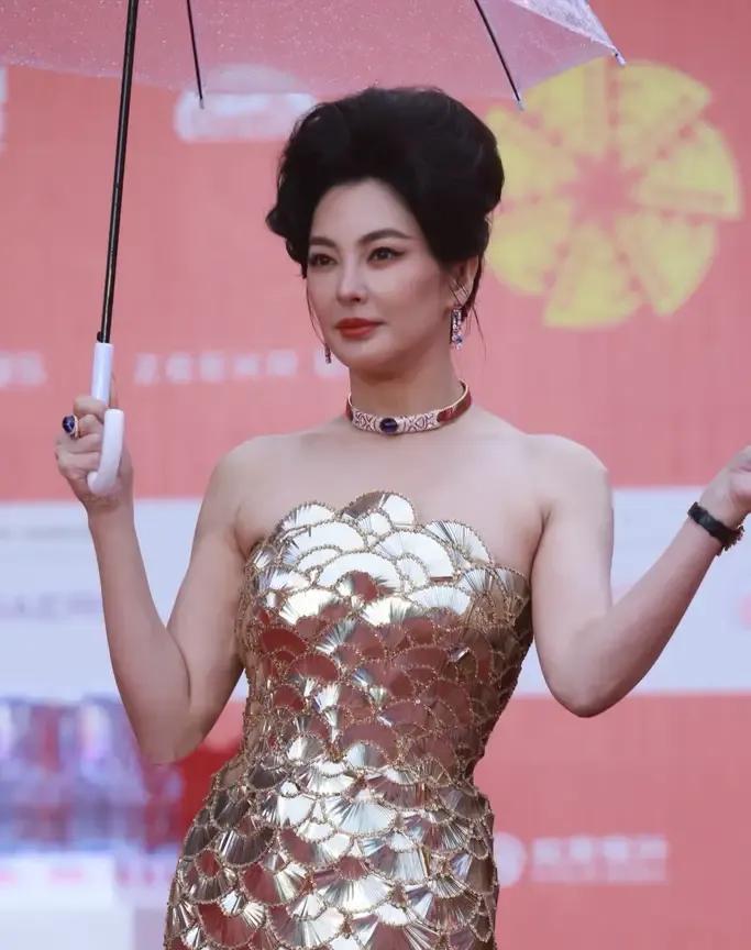 现在的张雨绮，说她老吧，她是80后，说她年轻吧，这装扮看起来有点年头。给人一种广