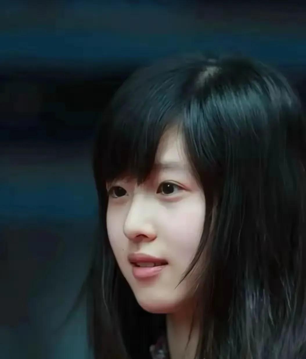 当看到章泽天大学时期的模样时，我才懂啥叫清水出芙蓉。在一次偶然的机会下，被网友拍