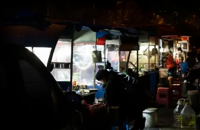 打工人就该本本分分做好自己的事。工厂里同事闹情绪，咱就别瞎掺和了。之前车间有俩同