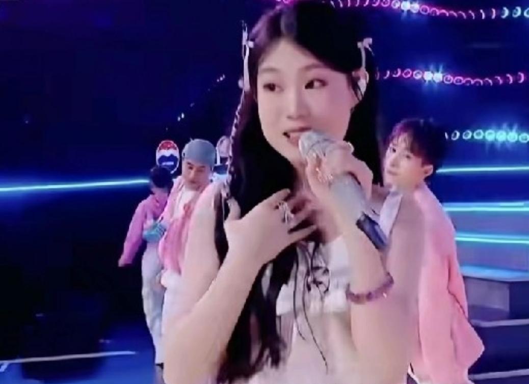 小沈阳的女儿沈佳润在大湾区晚会上，全开麦唱歌，全程声音颤抖，没有垫音，看得出她很