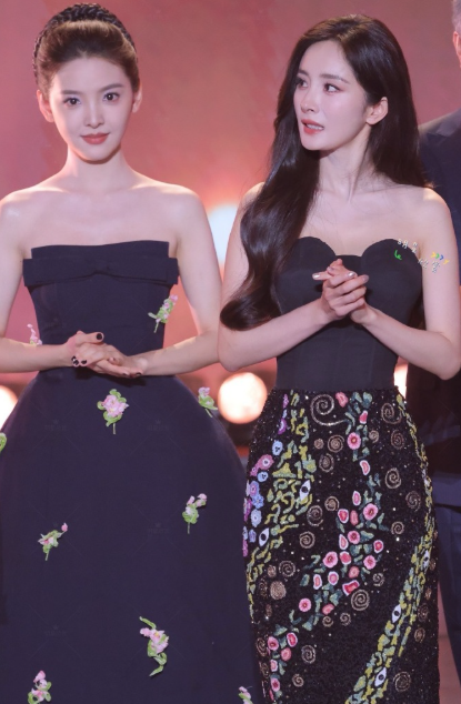 章若楠站在杨幂旁边，真的没输颜值也是抗打的 ​​​