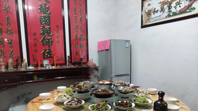12岁那年，饭桌上大舅暗讽继父，我一语让全场沉默