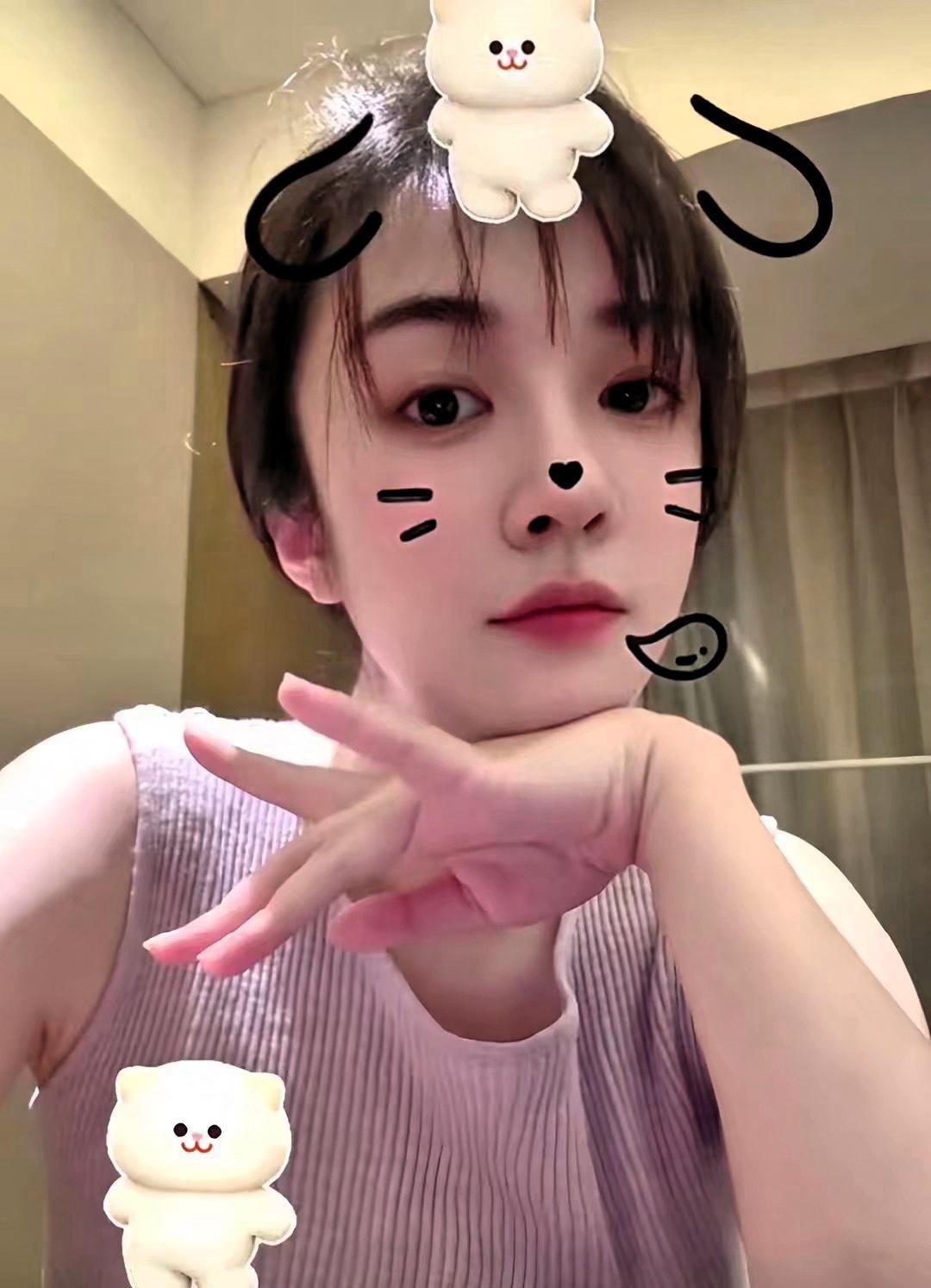 王晓晨这波操作太可爱了！在酒店晒出一组美照，结果网友全在盯着她的右手找钻戒。发现