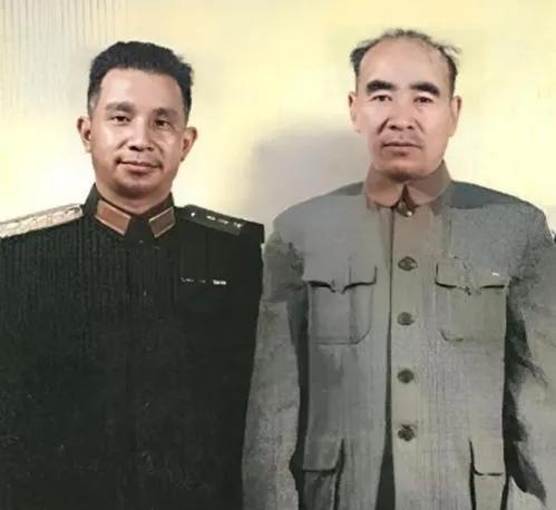 1957年，粟裕来到了101家里做客，随后“两大战神”肩并肩站在一起，留下了一张