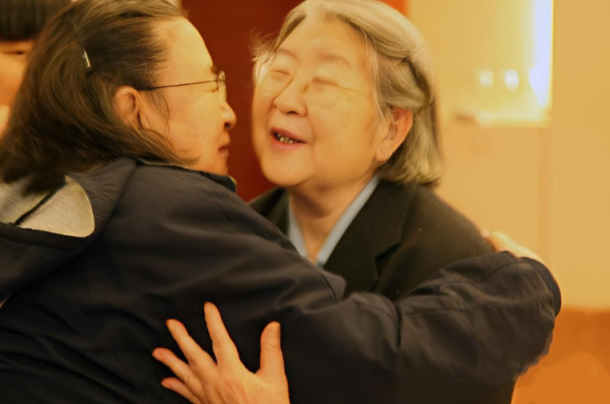 毛主席的2个女儿，晚年时的一张珍贵合影，两人相拥在一起！

在 2003 年的一