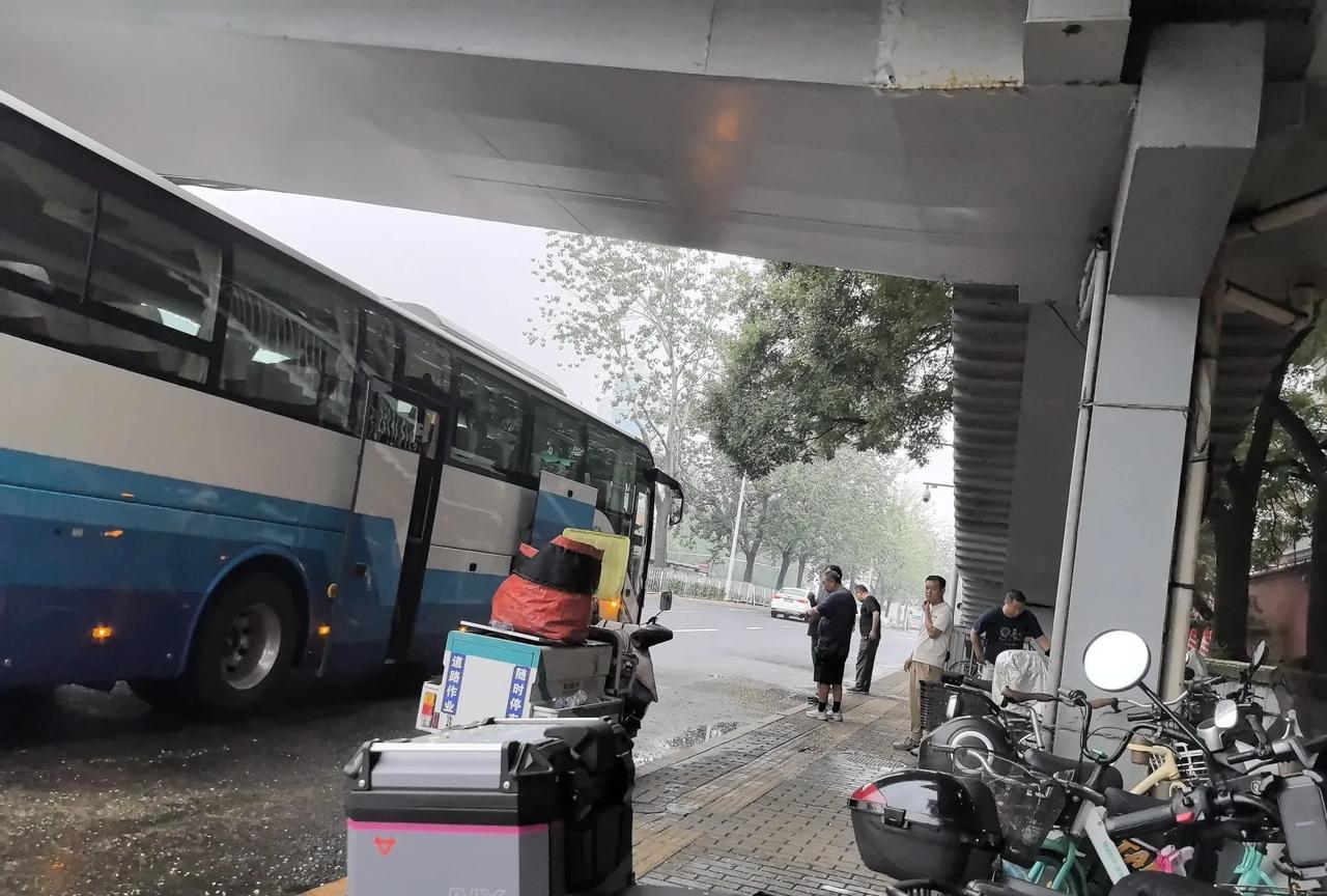 在公主坟南乘车的游客还真不少