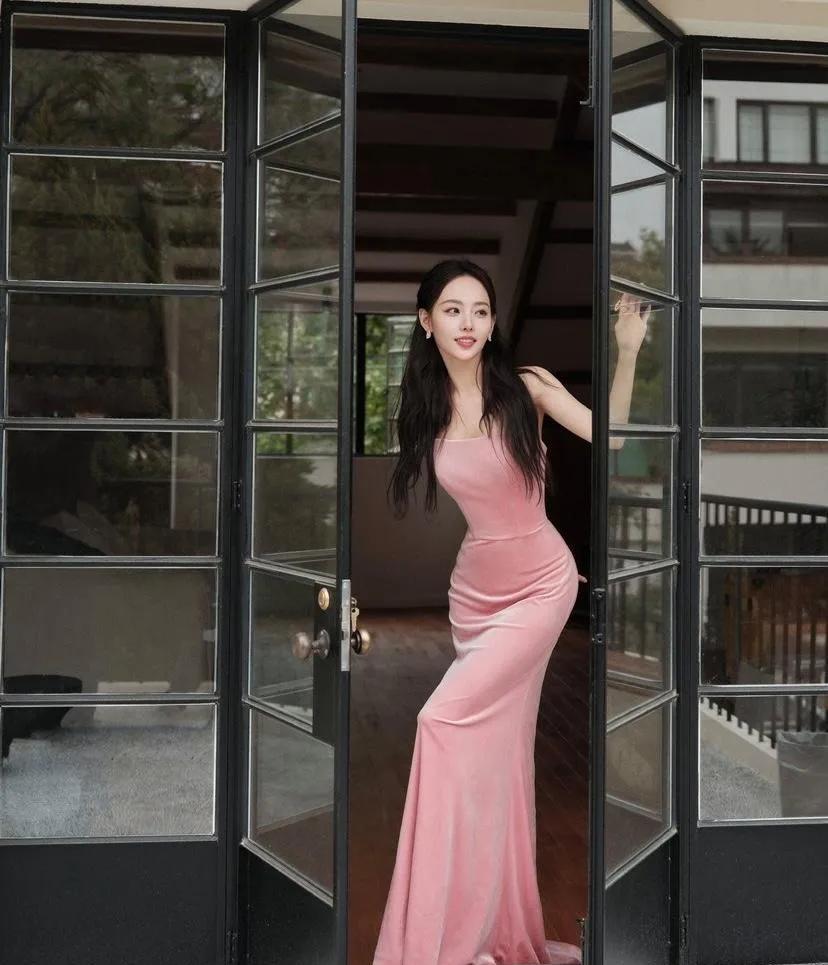 张嘉倪icon总能给人一种清晰、干净又利落的直观感受。她的五官精致小巧，线条流畅
