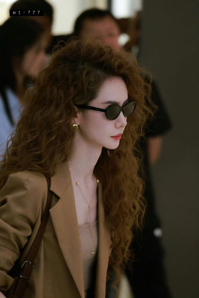 戚薇发量真多了，姐这一头浓密的卷发，羡慕死谁了～ ​​​