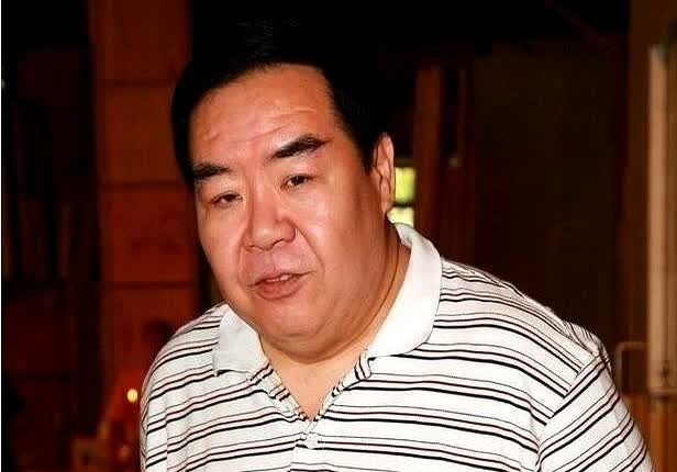 1993年肥猫郑则仕公司破产欠下8000万，走投无路给发哥打电话借钱却被婉拒。这