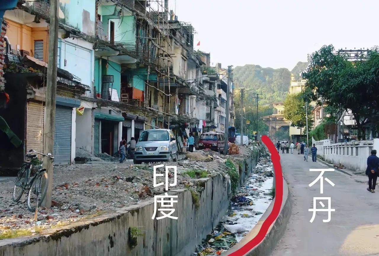 是国界线更是文明的分界线
这是网友在不丹和印度交界的不丹彭措林拍摄的。
不丹比印
