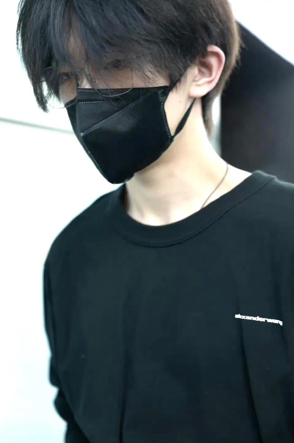 救命！#易烊千玺走路像打了胜战# 这气场直接封神！还记得当年TFBOYS舞台上那
