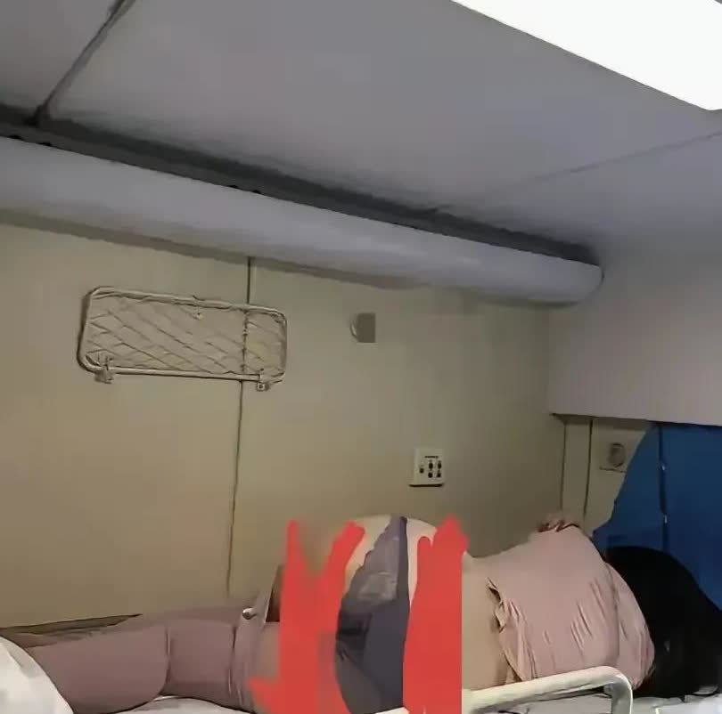 简直辣眼睛[不看]
朋友在坐火车出差的路上遇到了让人不忍直视的一幕
一女子可