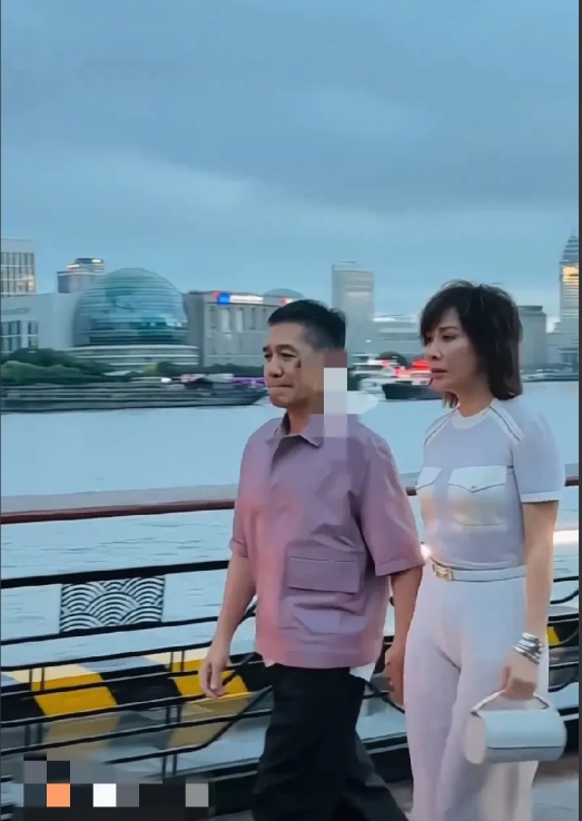 神仙情侣，颜值担当！演员最成功的典范！看视频显示，梁朝伟和刘嘉玲还一起逛外滩，刘