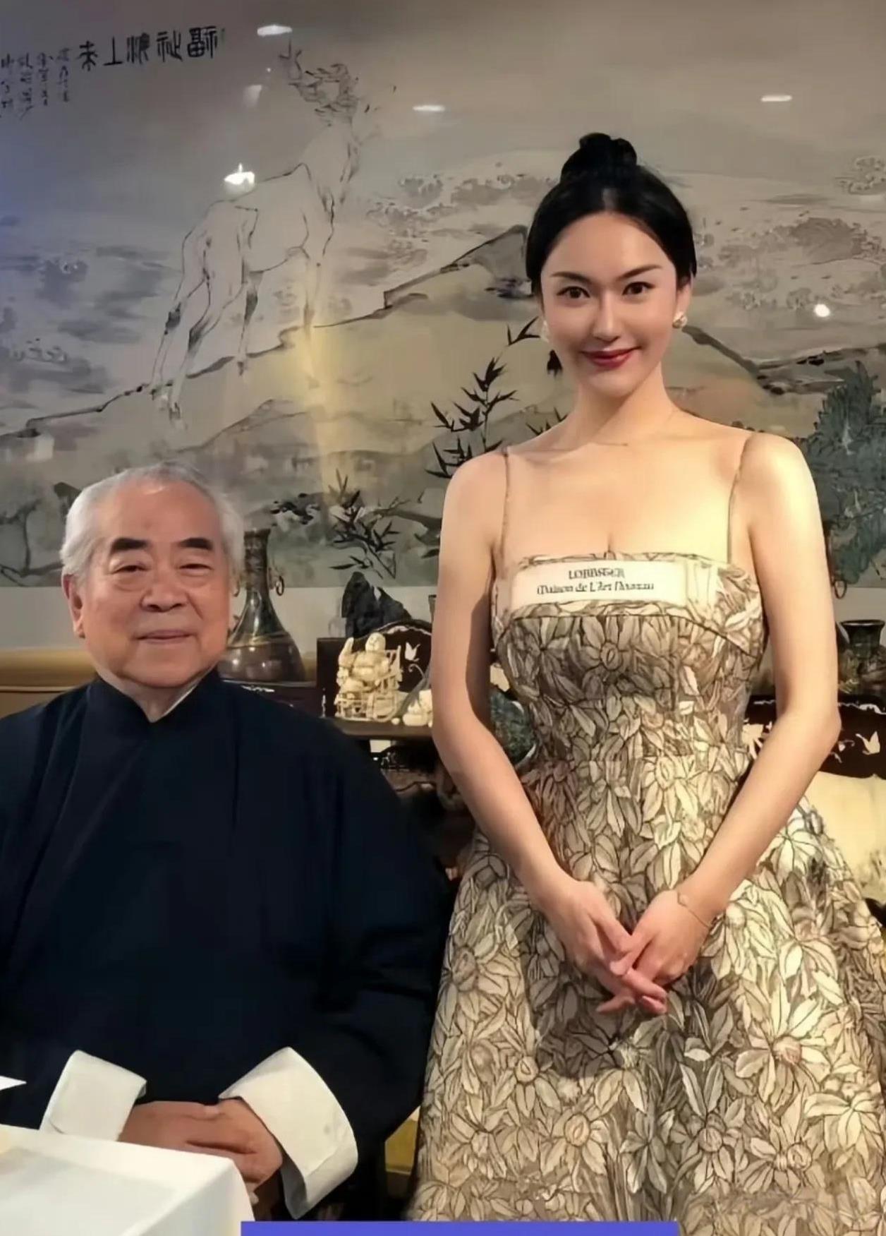 87岁书画大师范曾的亲生女儿发文证实范曾失踪事件脉络:
7月13日，范曾被其37