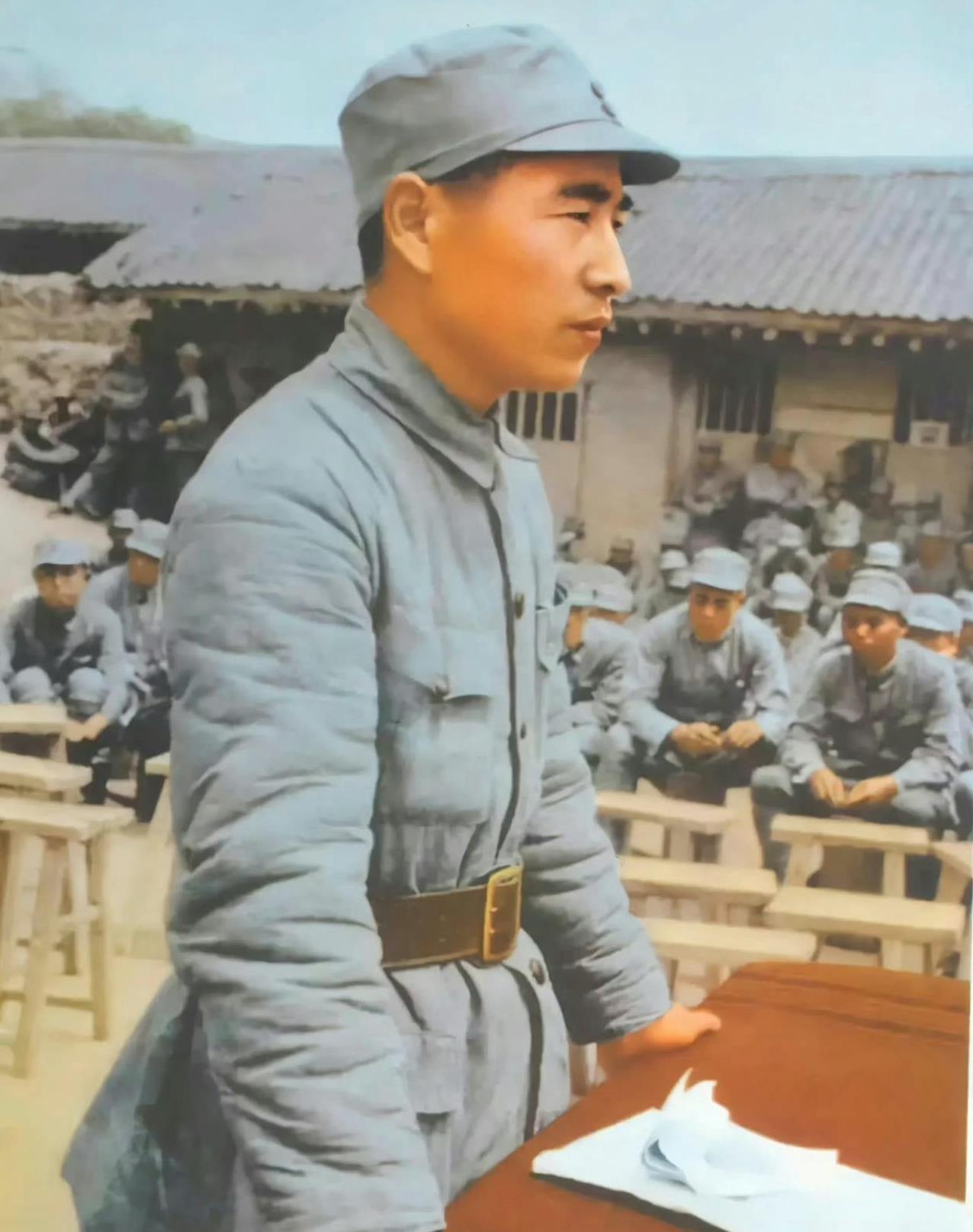 1936年6月，陕北延安，29岁的抗大林校长致辞时的照片，他也是抗大的首任校长，