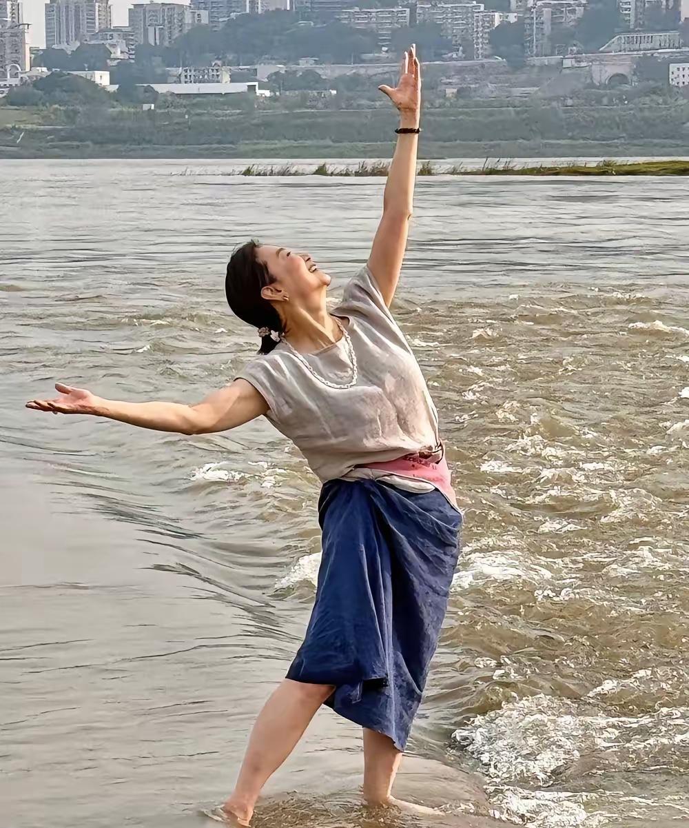 虽然状态不错，但这衣服有点粗糙，一言难尽。
近日，林青霞发文：“滚滚长江水”，并