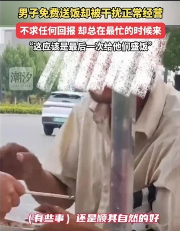 河南洛阳，女子摆摊卖盒饭，维持生计，看到有两个男子来翻她的垃圾桶，眼睛还看着摊上