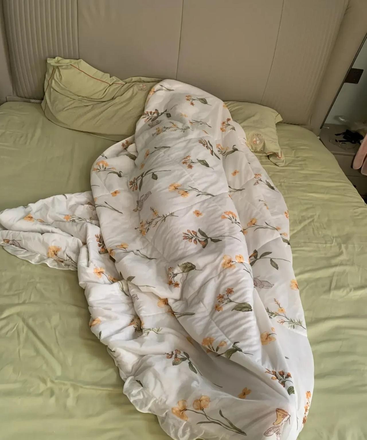 开空调盖被子，你家有这样的儿子吗？去儿子家住了一宿，就把我气回了自己的家。
一个