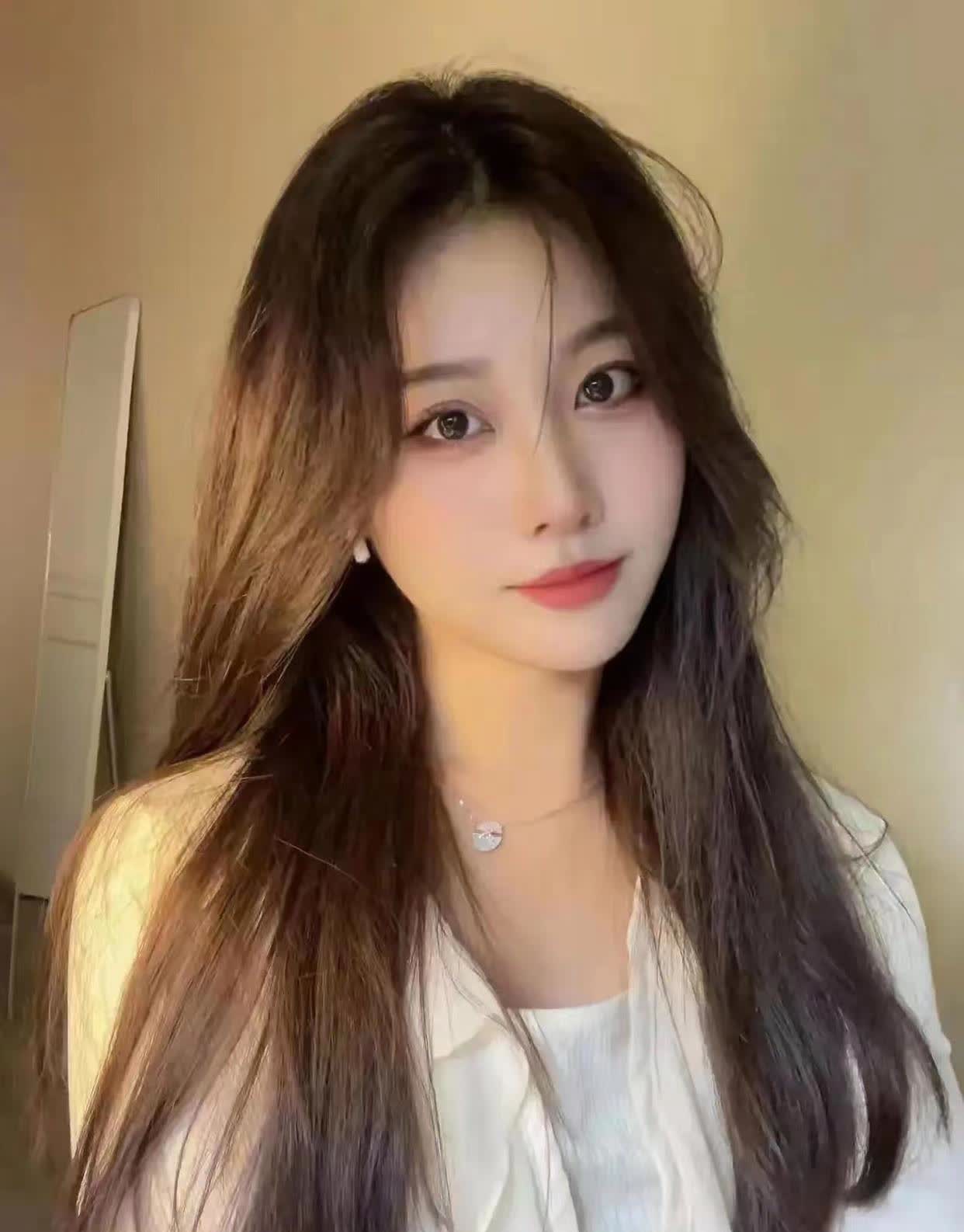 老公一下子说要离婚，把所有的房子和车子都留给了我，自己却消失不见。没想到两年后，