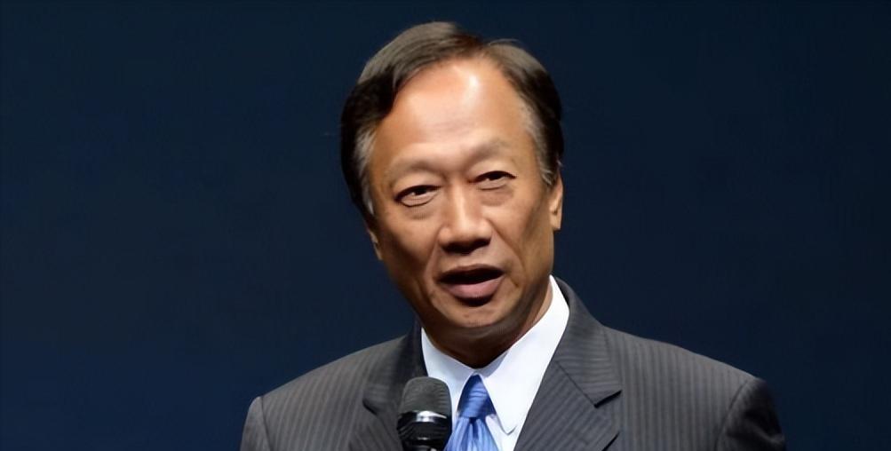被公司老板发现抽烟而且还出言顶撞了他，这名工人的运气也是差到没边了。
富士康是郑