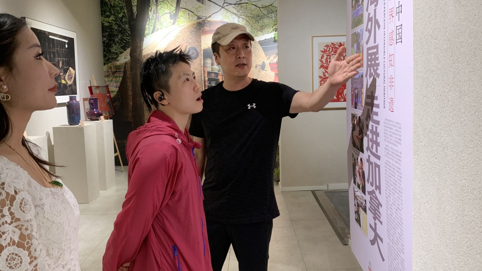 摄影家吴玮陪同武术散打冠军李玥瑶参观非遗艺术馆