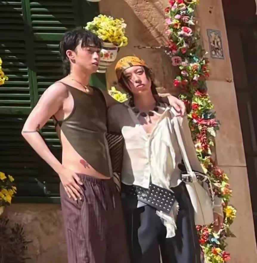 感觉哈林年轻时是乖乖仔一枚，他儿子恩利就不怎么像他，时不时就看到恩利胡乱打扮一通