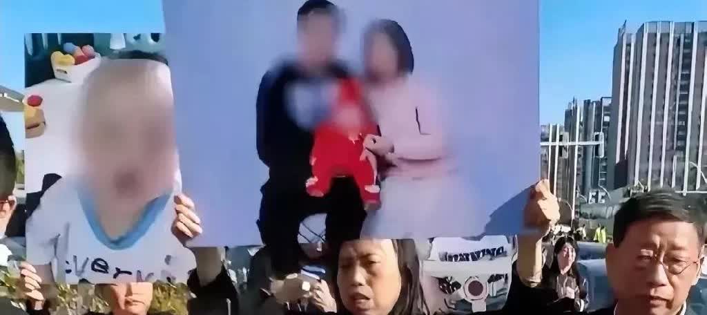 景德镇的廖某某，去年10月，在闹市区限速40的道路上，与女友争吵，竟然飙车至12