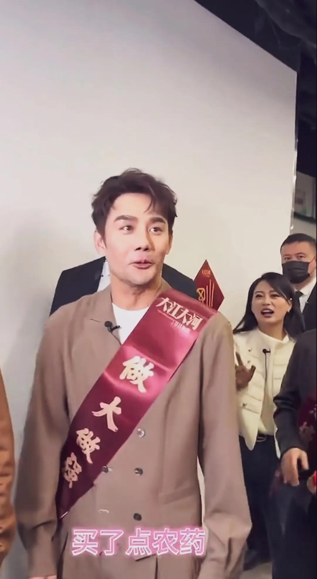 王凯帅不说，还是个害羞的大男孩，看那疑惑的表情，被女粉丝撩到扶墙好可爱！#王凯#