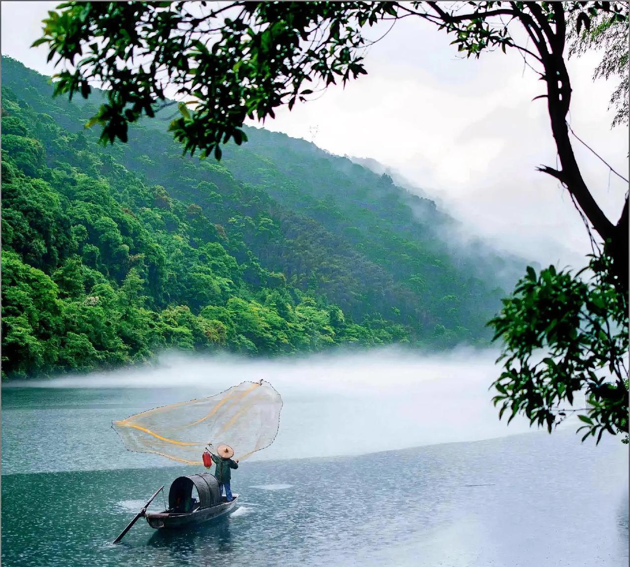 碧水轻纱笼晓烟，
青山半隐翠微间。
小舟一叶云中过，
渔网撒开歌满江。
摄于湖南