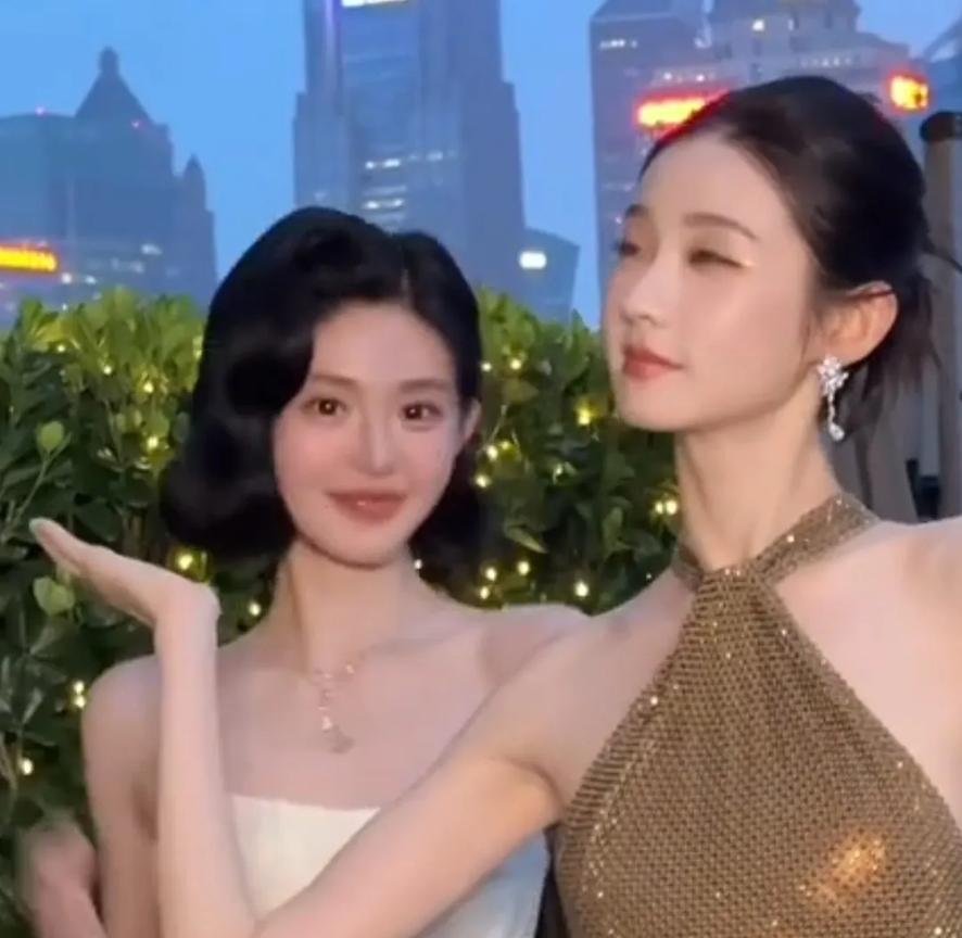 两个女生手牵手互相亲嘴就很正常 换成男生试试看底下什么评论，两个号朋友而已，之前