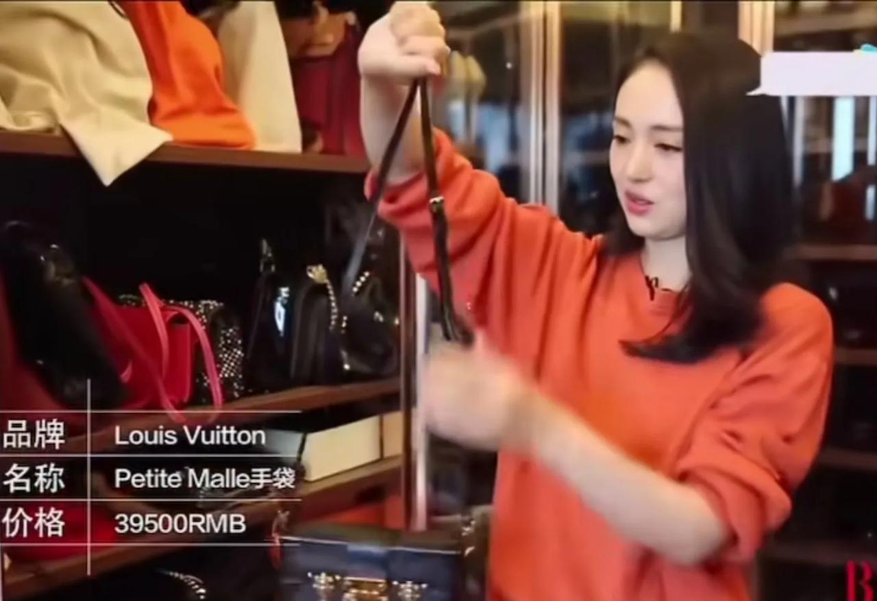 曾经董璇前夫一出门就爱给她买包，
一个小挎包将近4w，拍戏回来随手又买一个3w的