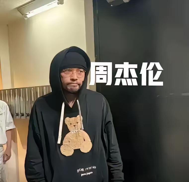 周杰伦日本街头被拍，弯腰驼背走路都吃力！强直性脊柱炎这病是真磨人，当年叱咤乐坛的