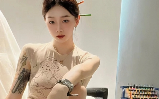 他说：她还小，你就不能懂事让她一点？我让了，连你一起