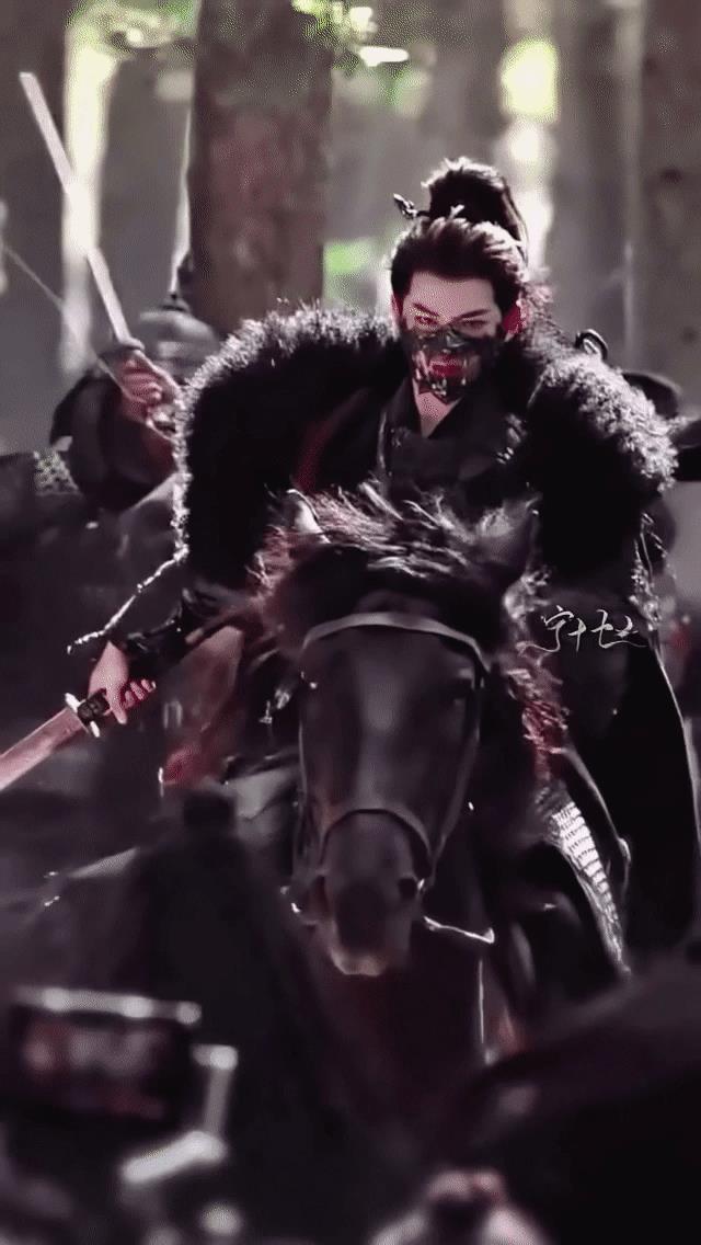 #邓为 戏服# 邓为717爱奇艺直播路透流出，他穿着《风月不相关》的戏服现身，直