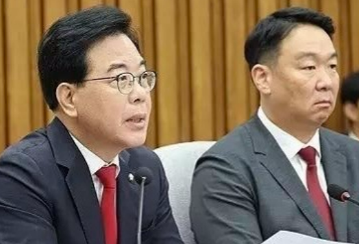 12日韩国国民力量党院内代表宋彦锡狠批共同民主党在三大特检法修正案上的反复行为，