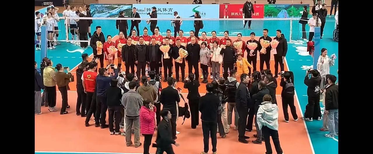 江苏女排是“鲜花体”，走到哪里哪里就是主场。江苏女排在全运会预赛最后一场比赛3-