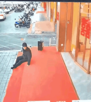 老人下台阶摔倒，台阶上女子惊慌失措逃离，这一幕，让人不禁好奇，他俩心里都在想啥？