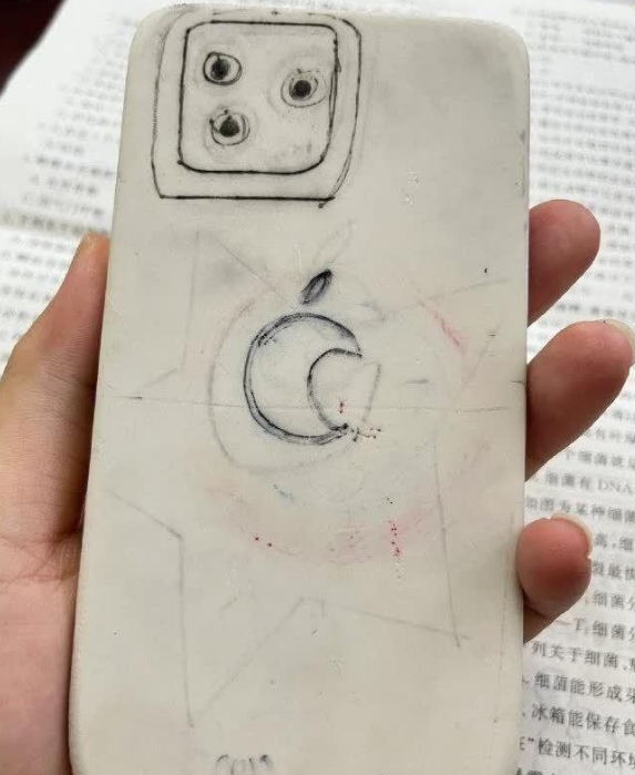 《课上没收了一台学生的手机》