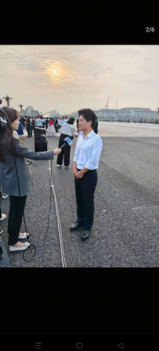 董宇辉在天安门接受新华社张扬访问
现场的他，白衬衫黑西裤皮鞋，
一如既往的简单清