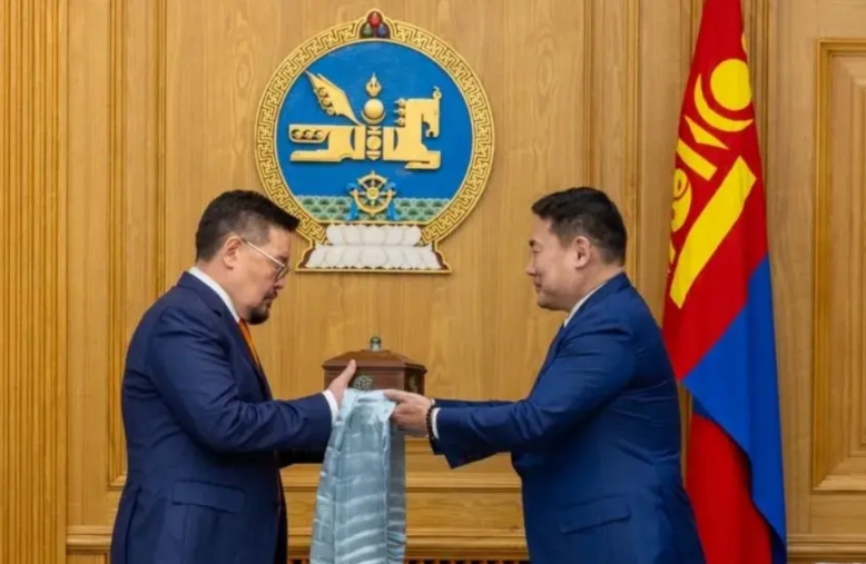 蒙古国新任总理贡赞丹沙塔尔和奥云额尔登进行蒙古国政府印章交接，万万没想到，奥云额