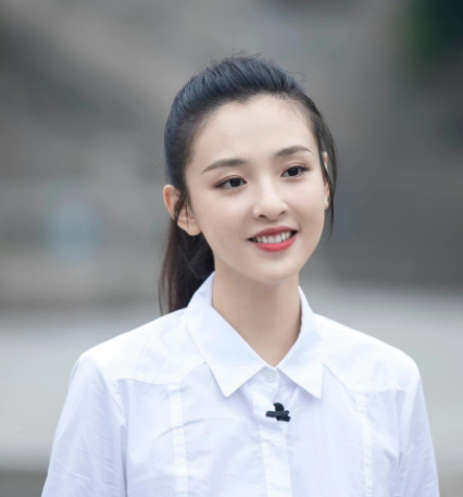 吴倩，1992 年 9 月 26 日出生于湖北省武汉市，毕业于武汉大学艺术系 2