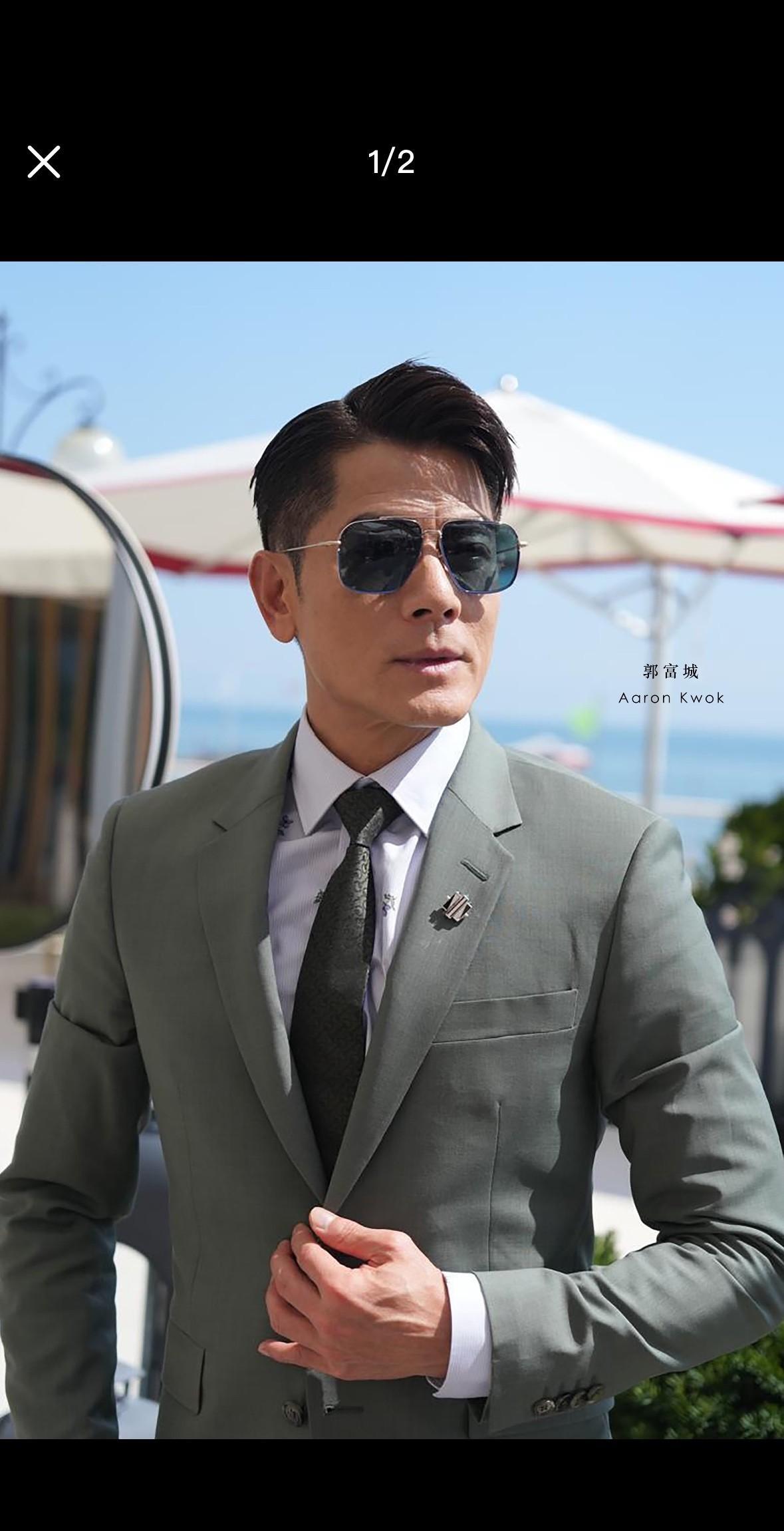 郭富城威尼斯电影节造型杀疯了！
他一身浅灰西装搭配太阳镜，干练又贵气；换上海蓝礼