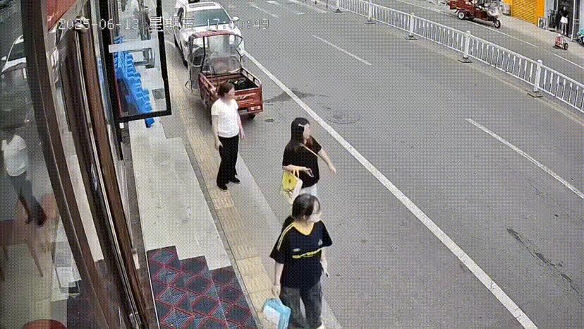 这个路虎司机情绪太不稳定了！他开着车径直撞向白衣男子，把白衣男子撞到后，还没有停